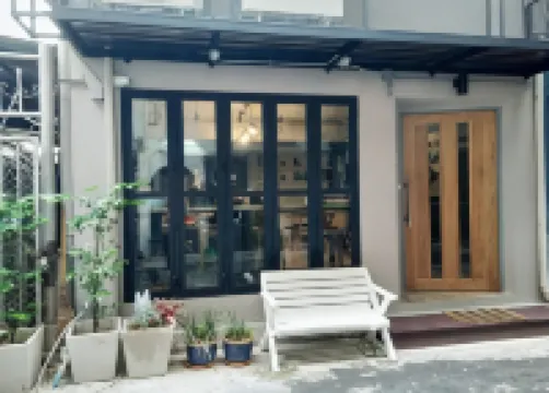 เดอะ แชทบ็อกซ์ สีลม โฮสเทล โรงแรมใกล้ธนิยะ เซ็นเตอร์