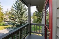 Relax in beautiful Big Sky located just minutes from skiing and Town Square!