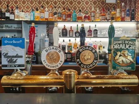 Centennial Inn on Bathurst Отели рядом с достопримечательностью «Заповедник Катарактское ущелье»