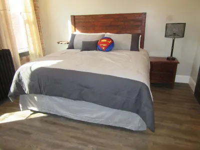 Great location in the Historic Downtown of Metropolis, Home of Superman Hotels in der Nähe von Superman Statue