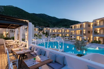 Crystal Waters Hotels in 