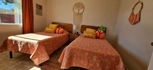 2' to downtown, 10' to JT park, King bed, game room, arcade, firepit, hammocks