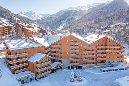 Résidence Pierre & Vacances Premium l'Hévana Отели рядом с достопримечательностью «Moncler»