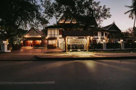 Royal Peacock Boutique Hotel Отели рядом с достопримечательностью «Haw Pha Bang»