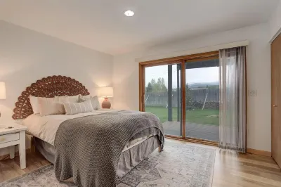 Ample Space and Modern Amenities - Charming Family Retreat Отели в г. Грэнби