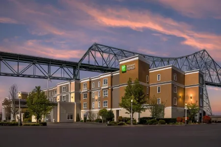 Holiday Inn Express & Suites Astoria