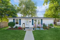Fenced Backyard with Fire Pit and Dining Area - Cozy Family Haven Hotels in Michigan City
