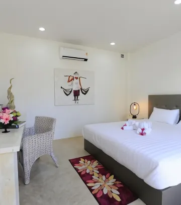 ห้องเตียงใหญ่ พร้อมวิวสวน