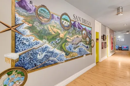 HI San Diego Downtown Hostel Отели рядом с достопримечательностью «REV»