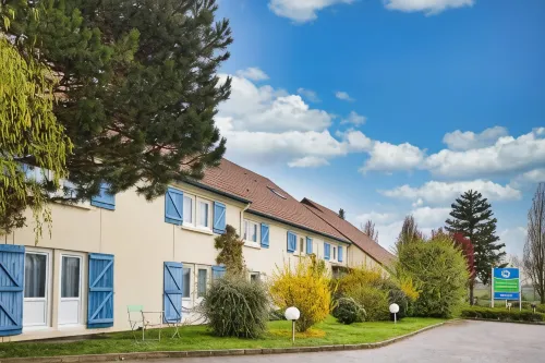 Sure Hotel by Best Western Plaisir فنادق في Neauphle-le-Chateau