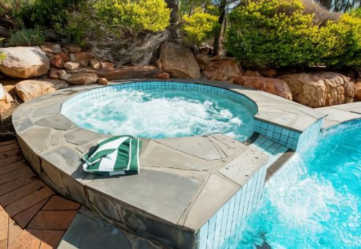 클레어 컨트리 클럽 레스토랑이나 수영장