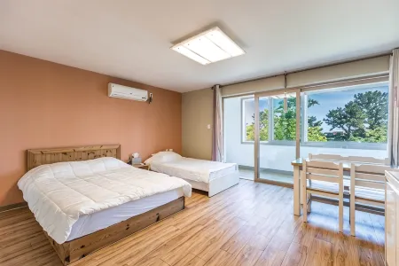 Jeju Pine Beach Pension Отели рядом с достопримечательностью «Soesokkak Estuary»