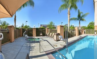 Holiday Inn Express & Suites Fresno (River Park) Hwy 41