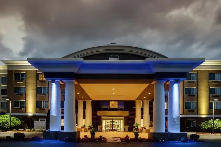 Holiday Inn Express & Suites Middleboro Raynham