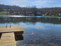A-Frame Cabin on Lake Galilee Hotels in Шарп
