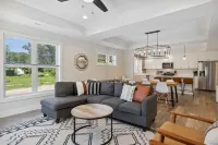 New Vacation Home - 4 Bed/3 Bath w/ Hot Tub & Fire pit - 5 min to beach