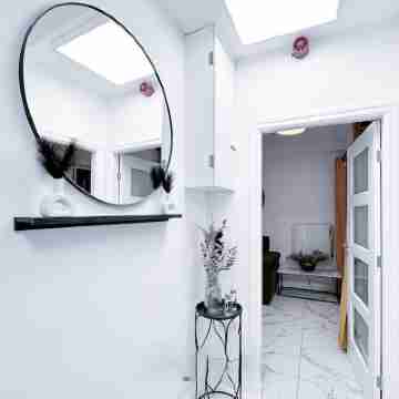 Hidden Oasis 7Minute to City with Street Parking Rooms