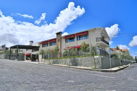 Quindeloma Art Hotel And Gallery