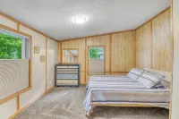 Cabin on Pearl Lake minutes from DL