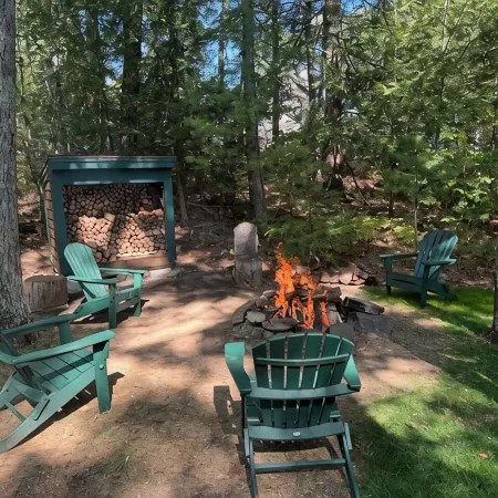 QUINTESSENTIAL MAINE LOG CABIN SET ON GORGEOUS LAKE Отели в г. Линкольнвилл