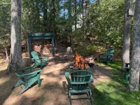 QUINTESSENTIAL MAINE LOG CABIN SET ON GORGEOUS LAKE - Alphydda