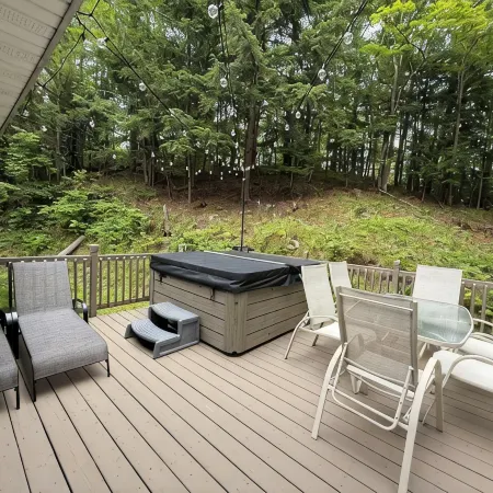 Peaceful cabin hideaway with fire pit & hot tub only 3 blocks from Walloon Lake