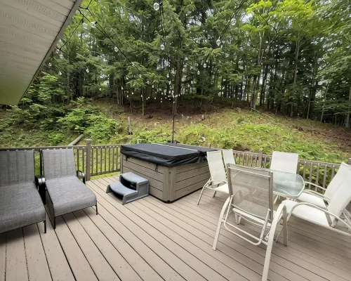 Peaceful cabin hideaway with fire pit & hot tub only 3 blocks from Walloon Lake Hotels in Melrose Township
