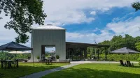 Upscale Bungalow walk less than a mile from downtown Hendersonville