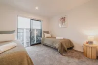 Downtown Bliss - 4-BR Retreat Amidst the Cityscape - 빌라