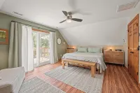 Charming Lakefront Cottage with Beach & Pier