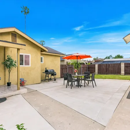 M2-Bungalow Home Quiet & safe 3bedroom 2 bath Foot of the mountain Kingbed!