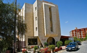 La Maison Hotel - Housity