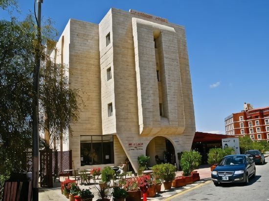 La Maison Hotel