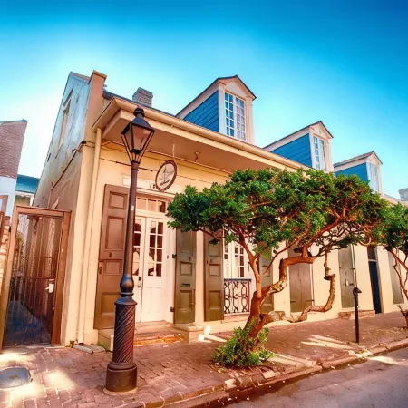 Inn on Ursulines, a French Quarter Guest Houses Property Отели рядом с достопримечательностью «Пресбитере»