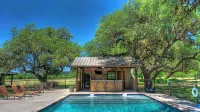 6-bedroom Lodge on 12 acres in Concan, Texas.  Swimming pool & hot tub. - 수영장