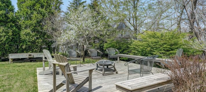 3-bedroom house in charming Oak Bluffs with WiFi, AC. Start your vacation Hotels in Oak Bluffs