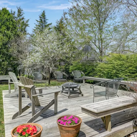 3-bedroom house in charming Oak Bluffs with WiFi, AC. Start your vacation