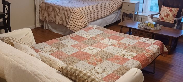 Cozy studio in charming Elkton with AC and WiFi included. 3 miles from Fair Hill Hotels in Cecil County