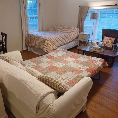 Cozy studio in charming Elkton with AC and WiFi included. 3 miles from Fair Hill