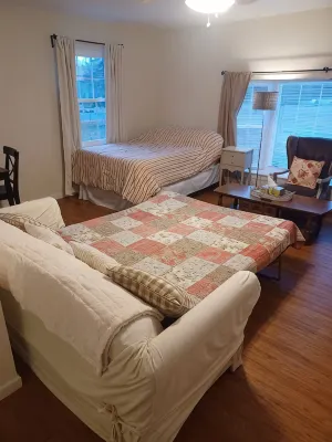Cozy studio in charming Elkton with AC and WiFi included. 3 miles from Fair Hill - Homestays