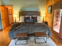 Cozy Mountain Hideaway + Hot Tub + Mins to Downtown Dahlonega