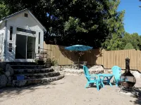 Beautiful Beach front cottage near Nelson, BC - Hytter