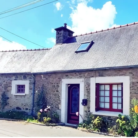 Single-storey house, typical of Brittany,. animals accepted.