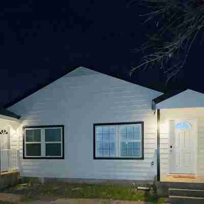 Cozy 2-bedroom townhome in charming Dallas with WiFi, AC Hotel Exterior