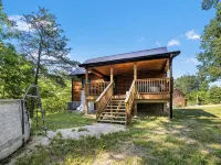 Cliff Haven at Red River Gorge 2-Bedroom Cabin with WiFi, AC, Fire Pit, Hot Tub Hotels in Wolfe County