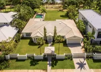Da White Beachfront House Entertainer near Palm Cove Cairns - Homestays