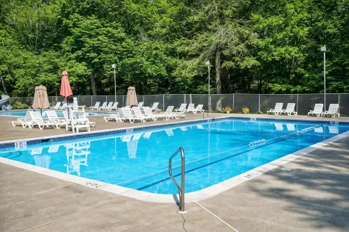 Family Pocono Retreat • Stream • Pool • Firepit • AC • WiFi - Homestays