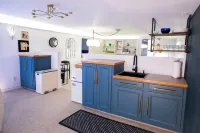 Dapper Deco • Private Basement - Wifi