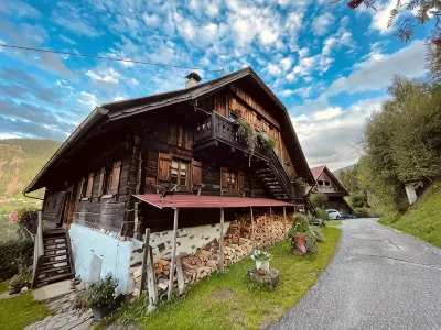 Old Farmhouse at 1,100 m Altitude Between Katschberg and Lake Millstätter See. Hoteles en 