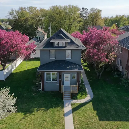 Cheerful 4 Bedroom home close to the waters edge.